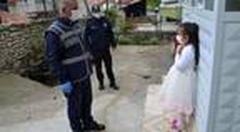 Minik Ahsen, polisleri eve davet edip, tatlı ve mercimek köftesi ikram etti