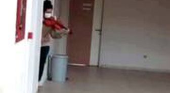 (Özel) Karantinada Fikrimin İnce Gülü'nü kemanla çalarak moral buldular