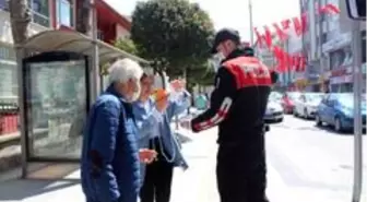 Yalova polisi vatandaşlara maske dağıttı