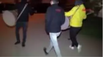 AFYONKARAHİSAR Mahallenin 10 yıllık Ramazan davulcusu yine mesaide