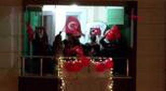 Balkona kurdukları ses sistemi ile 23 Nisan'ı kutladılar