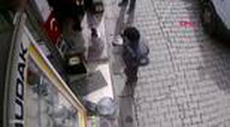 Dükkan girişinde asılı bayrağı öptü