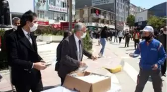 Keşan'da belediye vatandaşlara maske dağıttı