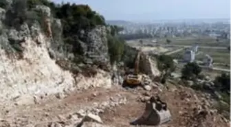 Masa Dağındaki yol yapımı için kayalar kesildi