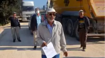 Antalya'da tozdan rahatsız olan mahalle sakinlerinden yol kapatma eylemi