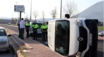 Otomobilin çarptığı panelvan araç yan yattı