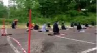 Almanya'da cuma namazı sokakta kılındı