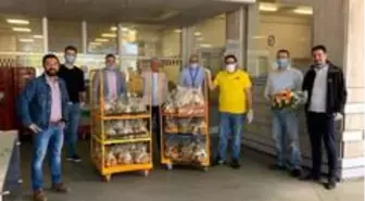 Almanya'da Türk STK'lar gül ve kolonya dağıtıyor