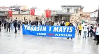 Çorum'da yağmur altında sosyal mesafeli 1 Mayıs kutlaması