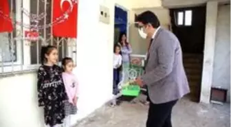 Evde sıkılan iki kız kardeşin sosyal medya üzerinden istedikleri kuşu belediye başkanı getirdi