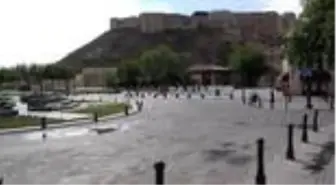 Sokak ile caddeler boş kaldı