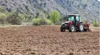 Çiftçiler korona virüse rağmen üretimi sürdürüyor