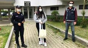 Üniversiteli genç kızın online tez ödevi için seferberlik