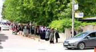 Adıyaman'da, PTT önünde uzun kuyruk