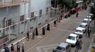 Adıyaman'da, PTT önünde uzun kuyruk
