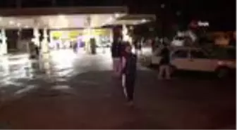 İzmir'de kısıtlama sonrası akaryakıt istasyonları marketlerinde uzun kuyruk