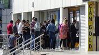 Mardin'de ATM önünde oluşan kuyrukta sosyal mesafe hiçe sayıldı