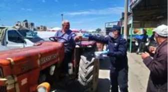 Çandır Hali'nde üreticiye ücretsiz maske dağıtıldı