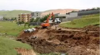 Cizre Belediyesi yağmurlama hattı döşeme çalışmalarına devam ediyor