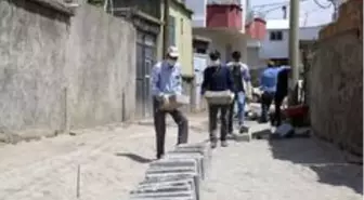 Cizre'de kilitli parke taşı döşeme çalışmaları sürüyor