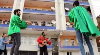 Evde kalan çocuklar için sokakta müzikal tiyatro sahneliyorlar