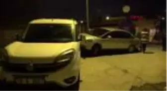 Freni boşalan kamyon doğal gaz kutusu, elektrik direği ve araçlara çarptı