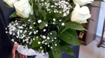 Karantinada kaldıkları yurdun çalışanlarına çiçekle teşekkür ettiler