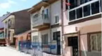 Eskişehir'de, 3 kişide koronavirüs tespit edilen apartmanda 15 kişiye karantina