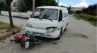 Keşan'da kamyonetle motosikletin çarpışması sonucu 2 kişi yaralandı