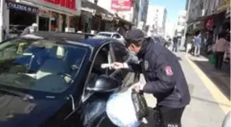 Kilis'te polis uyarılarda bulunduğu sürücülere maske dağıttı