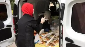 Kocaeli'nde ortaokul öğrencilerinin annelerinden sağlık çalışanlarına ev yemeği ikramı