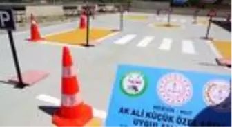 Özel eğitim kurumunun bahçesine trafik parkı yapıldı