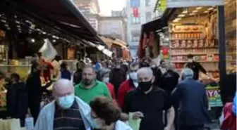 Sokağa çıkma kısıtlaması öncesi Eminönü Meydan'da insan yoğunluğu