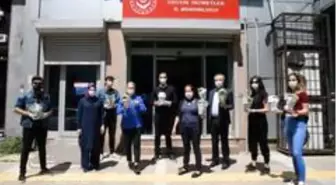 İzmir Ekonomili gençler, Anneler Günü'nde yaşlıları unutmadı