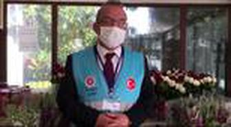 Ahmet Taci Büyükhanlı Camisi İmamı, Anneler Günü'nü çiçek dağıtarak kutladı