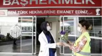 Antalya'da hem anneler hem çiçek üreticisi sevindi