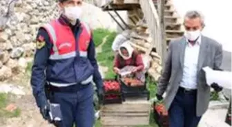 Belediye başkanı ve belediye personeli vatandaşa maske dağıttı