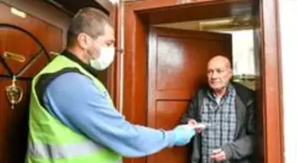Büyükşehirden muhtarlara, büfeci esnafına ve 65 yaş üstü vatandaşlara maske desteği