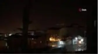 Hakkari'de şiddetli fırtına çatıları uçurdu