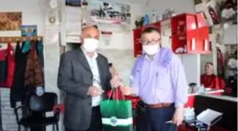 Çardak'ta berber ve kuaförlere maske dağıtıldı