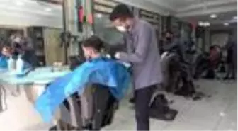 Uşak'ta berber ve kuaförler iş başı yaptı