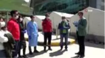 Başkan Büyüksu'dan sınırdaki sağlık çalışanlarına gül