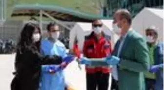 Belediye başkanı, sahra hastanesinde hemşireleri ziyaret edip çiçek verdi