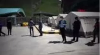 Belediye başkanı, sahra hastanesinde hemşireleri ziyaret edip çiçek verdi