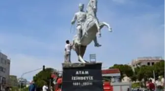 Didim'de Atatürk heykelleri boyandı