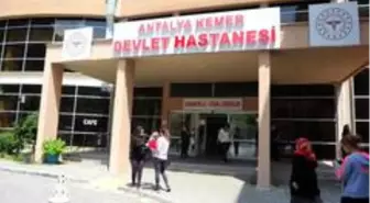 Kemer'den hemşirelere karanfil