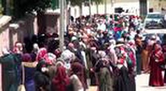 Şanlıurfa'da, PTT'ye dönüştürülen okul önünde uzun kuyruk