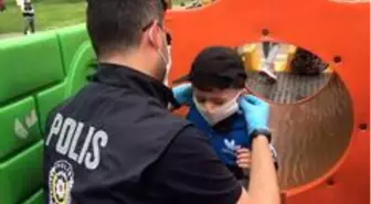 Polis parklardaki çocuklara maske takınca renkli görüntüler oluştu