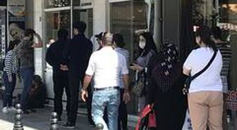 Vatandaşlar, mağaza indirimi sebebiyle sosyal mesafeyi hiçe sayıp metrelerce kuyruk oluşturdu
