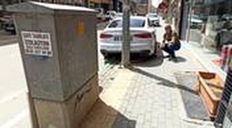 Bursalı esnaf, engellilere ait yolun kapatılmasını 400 bin TL'lik aracını zincirleyerek protesto etti